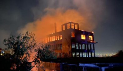 Bursa’da eski ipek fabrikasında çıkıp evlere sıçrayan yangın söndürüldü