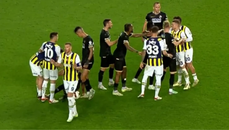 Oyuncular bir anda birbirine girdi! Fenerbahçe-Alanyaspor maçında saha karıştı