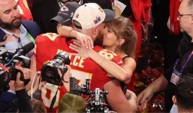 Süper Bowl’da romantik anlar! Taylor Swift, şampiyonluk kutlamasında sevgilisini öpücüklere boğdu
