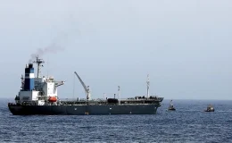 Yemen’deki İran destekli Husiler, İngiltere’ye ait bir yük gemisini vurdu